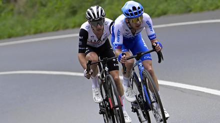In den Farben getrennt, auf der Strecke vereint: Die Brüder Simon (r.) und Adam Yates lieferten sich auf der 1. Etappe der Tour de France ein Duell an der Spitze.