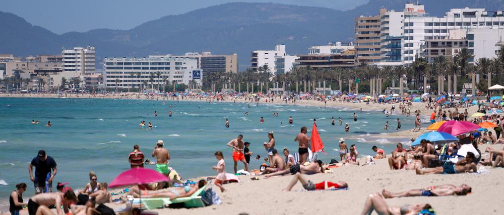 Vielen Bewohnern wird der Tourismus auf Mallorca zuviel, sagt Wirtschaftsminister Costa.