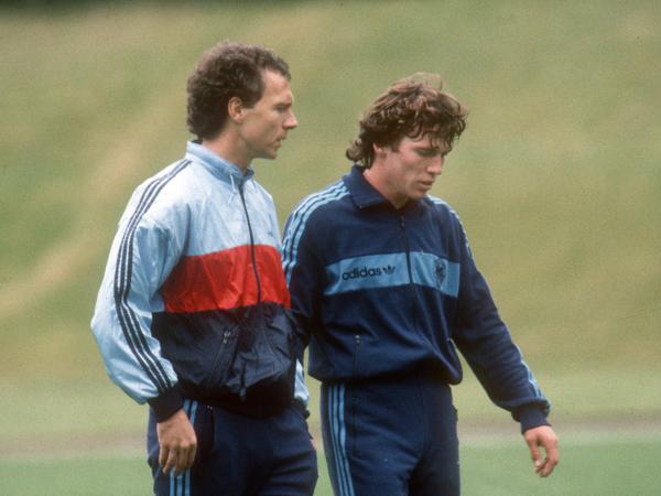 Franz Beckenbauer und Lothar Matthäus beim Training der Nationalmannschaft 1984.