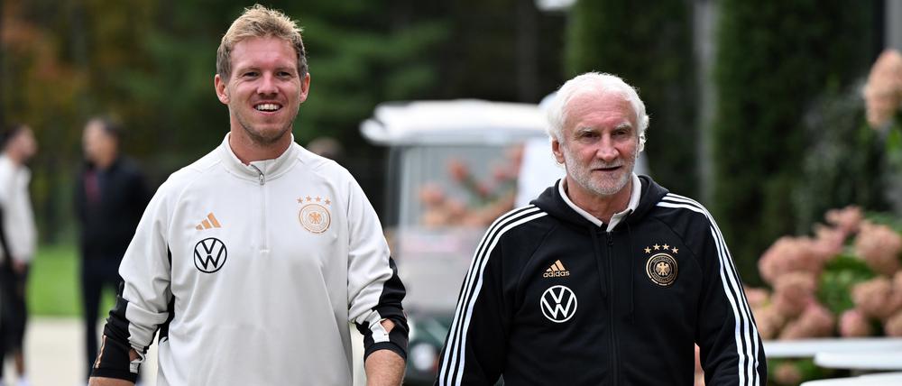 Lernen von den Alten? Rudi Völler (r., mit Bundestrainer Julian Nagelsmann) hat sein Debüt als Teamchef 2000 mit 4:1 gewonnen. 