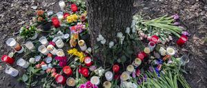 Blumen und Kerzen an einem Baum im Bürgerpark Pankow.