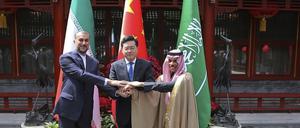 Der Außenminister des Iran, Hussein Amirabdollahian (l.), der Außenminister von China, Qin Gang und der Außenminister von Saudi-Arabien, Prinz Faisal bin Farhan Al Saud, reichen sich die Hand bei einem von China vermittelten Treffen in Peking. 