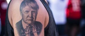Ein Tattoo mit dem Konterfei Donald Trumps und dessen Slogan „Make America Great Again“ am Oberarm eines Anhängers.