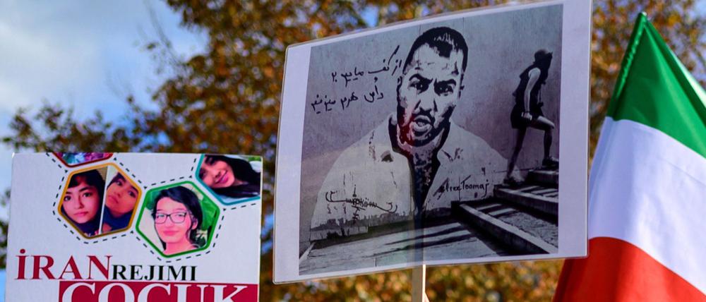 Menschen halten Plakate mit Porträts des iranischen Rappers Toomaj Salehi (R), der im Iran inhaftiert ist, und Porträts von Kindern (L), die während der Proteste im Iran getötet wurden, während einer Kundgebung zur Unterstützung iranischer Frauen in Istanbul, am 26. November 2022.