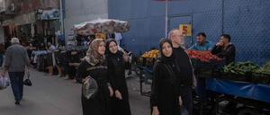 Syrische Frauen in der Stadt Adana in der südlichen Türkei, wo viele syrische Geflüchtete leben.