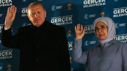 Der türkische Präsident Recep Tayyip Erdogan neben seiner Ehefrau