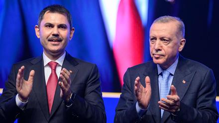 Der türkische Präsident Erdogan bei der Verkündigung von Murat Kurum als Kandidat für Istanbuls Bürgermeisterwahl.
