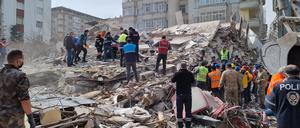 Rettungskräfte führen am 27. Februar 2023 Suchaktionen in den Trümmern eingestürzter Gebäude im Bezirk Yesilyurt in Malatya durch, nachdem ein Erdbeben der Stärke 5,6 den Osten der Türkei erschüttert hatte. 