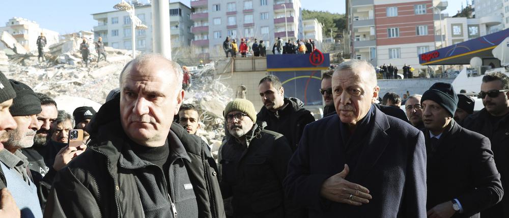 Zwischen Trümmern und Erdbebenopfern: Der türkische Staatspräsident während seines Besuchs in der zerstörten südtürkischen Stadt Kahramanmaraş am Mittwoch.