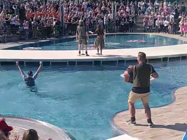 Ein Mann erlaubte sich einen Spaß und kühlte sich während einer Musikeinlage im Pool ab. 