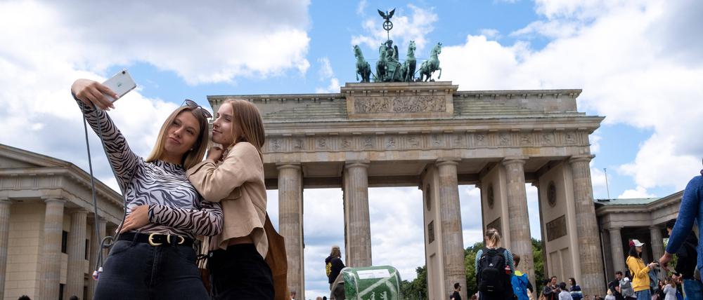 Diese zwei Frauen haben das Brandenburger Tor vielleicht dank KI gefunden.