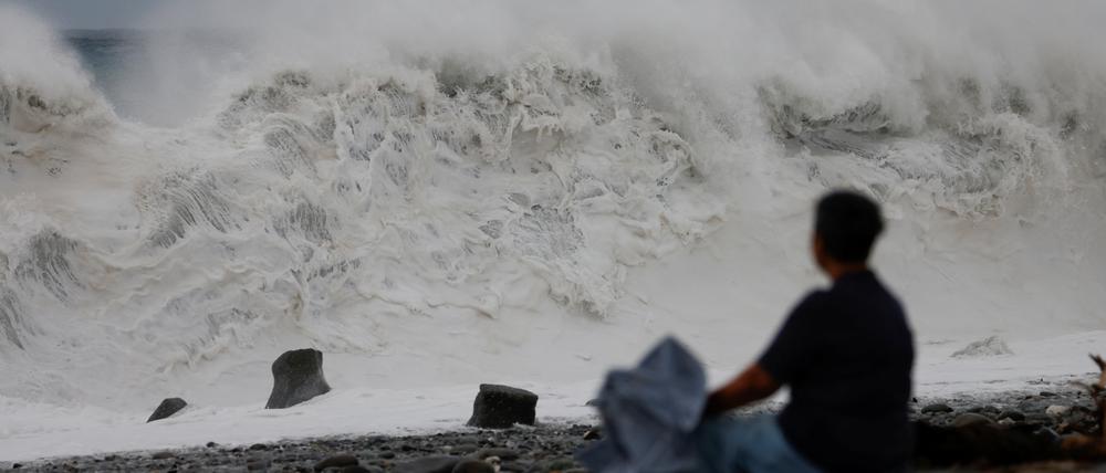 Taitung, Taiwan, 4. Oktober 2023: Eine Frau sitzt am Ufer und schaut auf die Wellen.