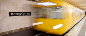 ARCHIV - 30.10.2019, Berlin: Eine U-Bahn der Linie 8 fährt in den Bahnhof Kottbusser Tor ein. (Bewegungsunschärfe durch längere Belichtungszeit). Angesichts des zunehmenden Lieferverkehrs in Städten will Bundesverkehrsminister Scheuer die Auslieferung von Paketen per U-Bahn testen lassen. Foto: Christoph Soeder/dpa +++ dpa-Bildfunk +++