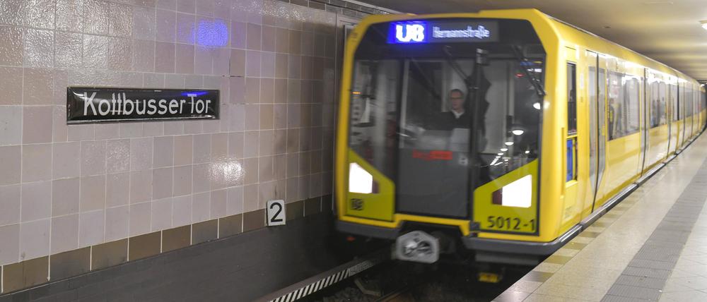 Eine einfahrende Bahn am U-Bahnhof Kottbusser Tor.