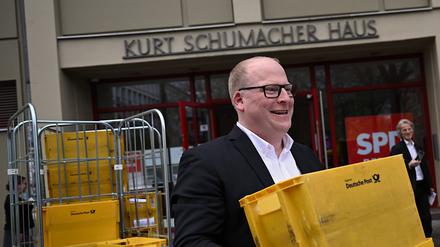 Sven Heinemann, Landesgeschäftsführer der Berliner SPD, übergibt Wahlbriefe zur SPD-Mitgliederbefragung an die Deutsche Post.