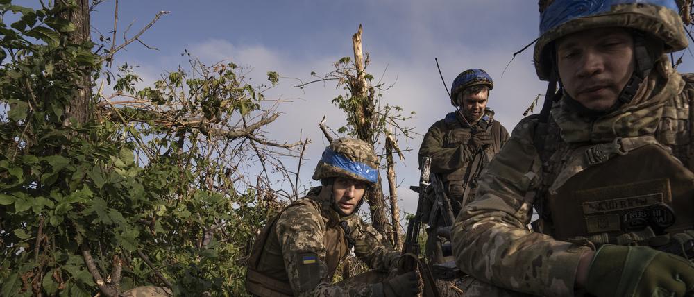 Ukrainische Soldaten der 3. Sturmbrigade sind an der Frontlinie in der Nähe von Andrijewka im Einsatz.
