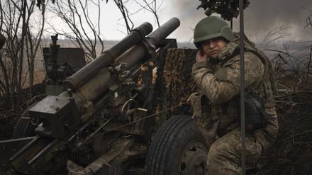 Ukrainische Soldaten der 71. Jägerbrigade feuern eine Haubitze M101 auf russische Stellungen an der Frontlinie ab. 