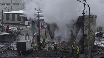 Löscharbeiten in Kiew nach einem Raketeneinschlag
