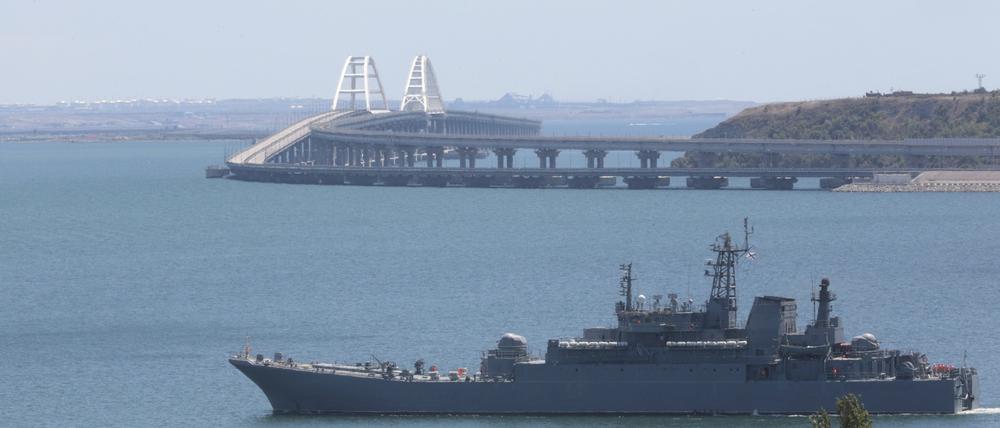Blick auf ein großes Landungsschiff des russischen Militärs, das Autos und Menschen zwischen der Krim und Taman transportiert, da die Krim-Brücke, die das russische Festland und die Halbinsel Krim über die Straße von Kertsch verbindet, beschädigt ist. (Symbolfoto)