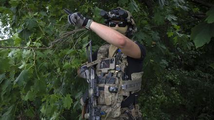 Ein ukrainischer Soldat gestikuliert an der Frontlinie. 