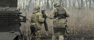 Russische Soldaten bereiten einen Angriff auf ukrainische Stellungen vor.