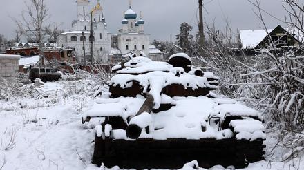 Ein zerstörter russischer Panzer in der Ukraine