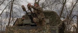 Ukrainische Soldaten bei der Luftabwehr Saporischschja im Süden der Ukraine.