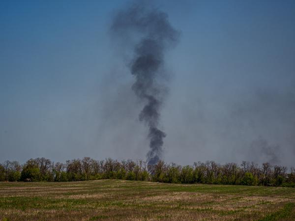 Das Bild vom 3. Mai zeigt eine Rauchsäule über Bachmut. 