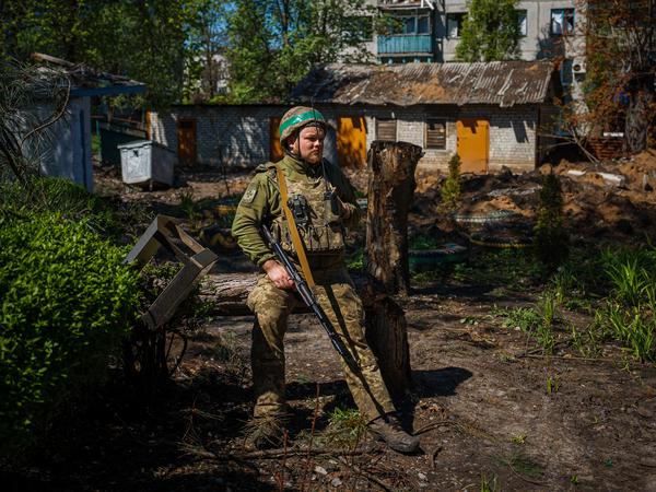 Aus der Stadt Tschassiw Jar werden die ukrainischen Einheiten an die Front in Bachmut gebracht.