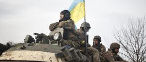 Ukrainische Soldaten beziehen Stellung an der Frontlinie.