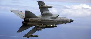 Die von der Bundeswehr herausgegebene Aufnahme zeigt einen Kampfjet Tornado IDS ASSTA 3.0, bestückt mit dem Lenkflugkörper Taurus.
