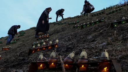 People light candles at the compound of a memorial complex to Holodomor victims during a ceremony commemorating the famine of 1932-33, in which millions died of hunger, in Kyiv, Ukraine November 25, 2023. The ceremony takes place as Russia's attack on Ukraine continues. REUTERS/Sofiia Gatilova     TPX IMAGES OF THE DAY     