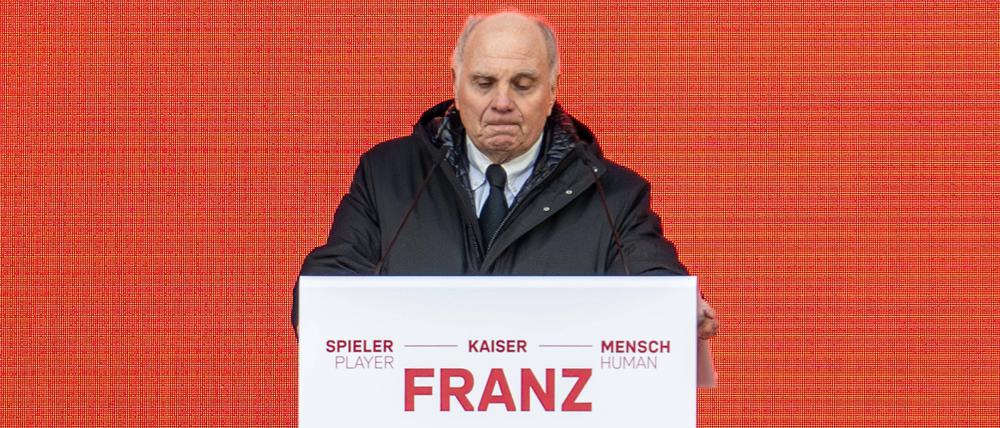 Uli Hoeneß bei der Gedenkfeier für Franz Beckenbauer in der Allianz-Arena. 