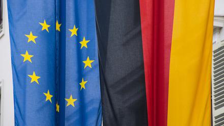 Eine Europa- und eine Deutschlandflagge.