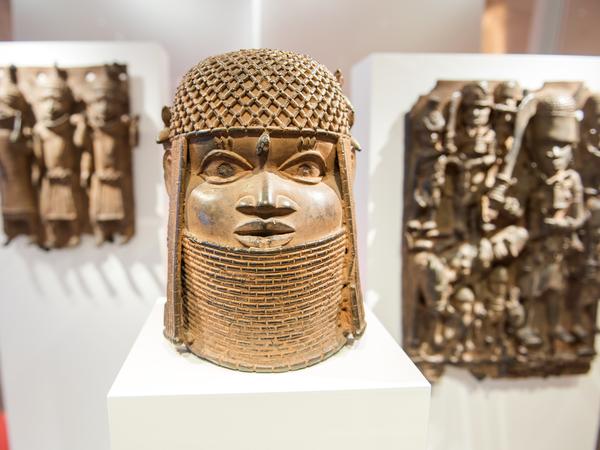 Drei Raubkunst-Bronzen aus Benin im Museum für Kunst und Gewerbe in Hamburg am 14. Februar 2018.