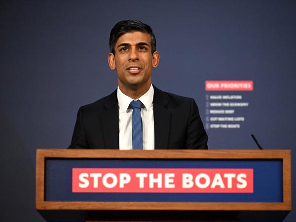 Britischer Premier Rishi Sunak ist für die Eindämmung der Überquerung des Ärmelkanals als Teil des Gesetzes gegen illegale Migration und unterstützt die Kampagne „STOP THE BOATS“.