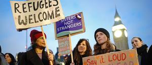 Menschen nehmen in London an einer Demonstration teil, um gegen das umstrittene Asylgesetz zu protestieren. 