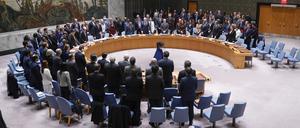 New York: Teilnehmer einer Sitzung des Sicherheitsrats erheben sich für eine Schweigeminute am Sitz der Vereinten Nationen. 
