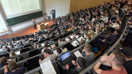 In einem großen Hörsaal der Universität Ulm nehmen Studierende an einer Vorlesung teil. 