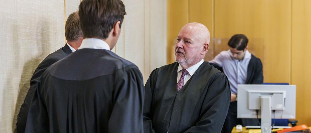 Johannemann (verdeckt) mit seinen Anwälten vor Gericht auf einer Aufnahme aus dem September 2023. 