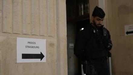 Ein Polizist steht Wache am Eingang des Pariser Gerichtsgebäudes beim Prozess um den Terroranschlag auf den Straßburger Weihnachtsmarkt.