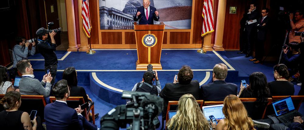 Der Mehrheitsführer im US-Senat, Chuck Schumer gibt eine Pressekonferenz auf dem Capitol Hill in Washington.