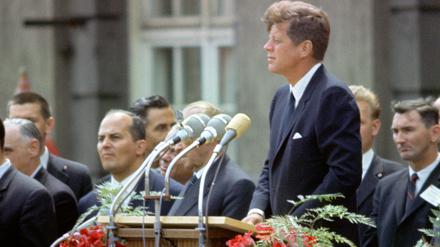 Der damalige US-Präsident John F. Kennedy bei seiner historischen Rede am 26.06.1963 vor dem Rathaus Schöneberg.