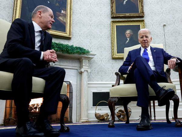 Mit US-Präsident Biden – hier beim Besuch im Weißen Haus Anfang Februar – stimmt sich Scholz zur Ukrainepolitik enger ab als mit Macron.