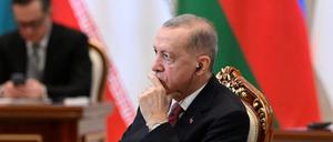 Der türkische Präsident Tayyip Erdogan auf dem 16. Gipfeltreffen der Organisation für wirtschaftliche Zusammenarbeit in Taschkent, 9. November 2023.