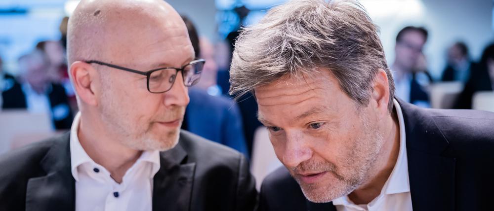 Robert Habeck (Bündnis 90/Die Grünen, r), Bundesminister für Wirtschaft und Klimaschutz, und Andreas Kuhlmann, Vorsitzender der dena-Geschäftsführung.