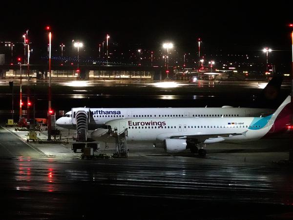 Ein Flugzeug der Lufthansa steht hinter einem Flugzeug der Konzerntochter Eurowings auf dem Vorfeld des Hamburger Flughafens.