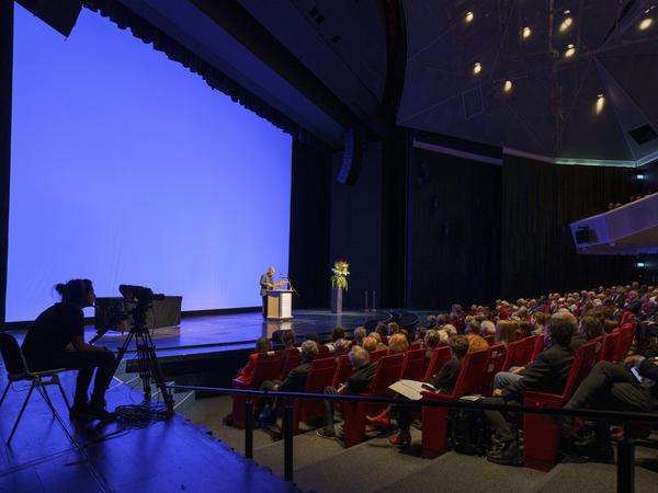 Lutz Seiler, Georg-Büchner-Preis-Träger 2023, steht im Staatstheater auf der Bühne. 