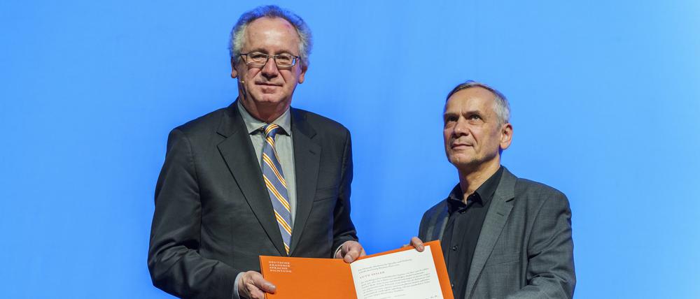 Ernst Osterkamp (l), Präsident der Akademie für Sprache und Dichtung, überreicht Lutz Seiler den Georg-Büchner-Preis in Form einer Verleihungsurkunde.