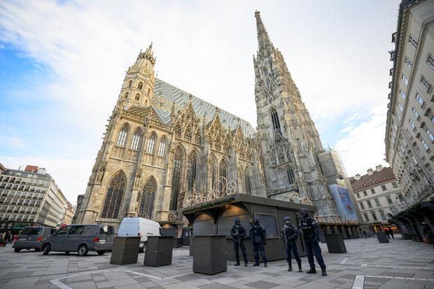 Polizisten stehen nach Hinweisen auf einen möglichen Anschlagsplan einer islamistischen Gruppe vor der Domkirche St. Stephan in Wien.